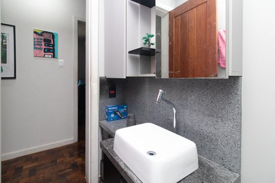 Banheiro de apartamento à venda com 3 quartos, 90m² em Cristal, Porto Alegre