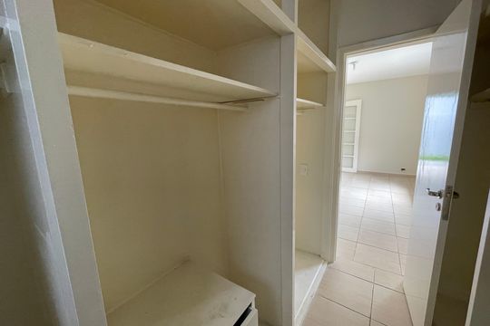 Closet de casa de condomínio para alugar com 3 quartos, 600m² em Parque Sao Paulo, Cotia