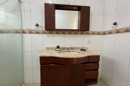 Banheiro da Suíte 1 de casa de condomínio para alugar com 3 quartos, 600m² em Parque Sao Paulo, Cotia
