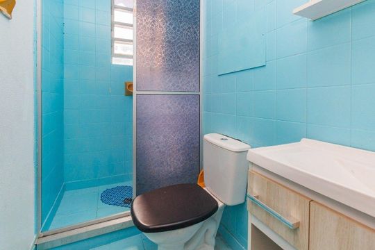 Banheiro  de kitnet/studio para alugar com 1 quarto, 70m² em Rubem Berta, Porto Alegre