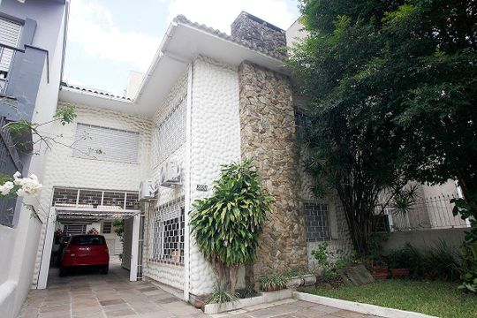 Fachada de casa à venda com 3 quartos, 208m² em Azenha, Porto Alegre