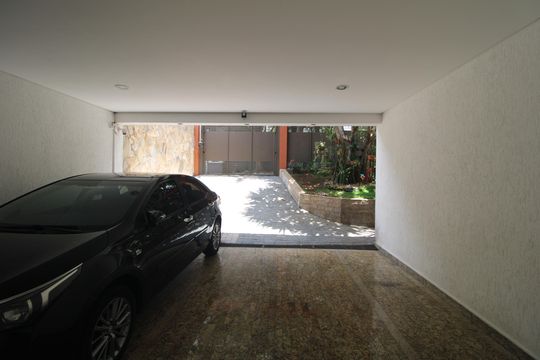 Garagem de casa à venda com 4 quartos, 240m² em Interlagos, São Paulo
