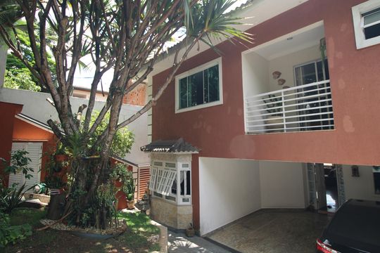 Fachada de casa à venda com 4 quartos, 240m² em Interlagos, São Paulo