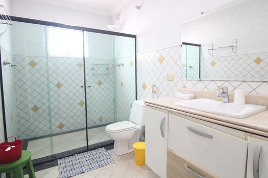 Banheiro comum de casa à venda com 4 quartos, 240m² em Interlagos, São Paulo