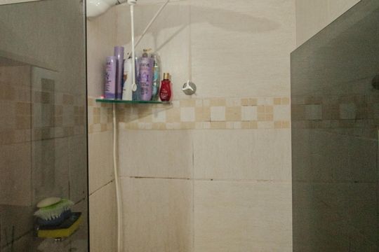 Banheiro de apartamento à venda com 1 quarto, 46m² em Santo Antônio, Porto Alegre
