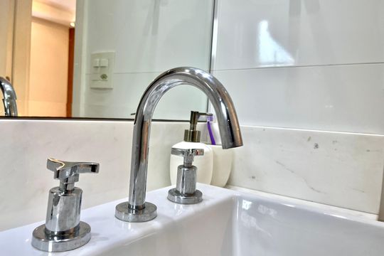 Banheiro de apartamento à venda com 1 quarto, 54m² em Vila Alexandria, São Paulo