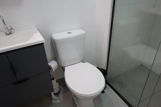 Banheiro de kitnet/studio para alugar com 1 quarto, 27m² em Mooca, São Paulo