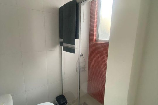 Banheiro  de kitnet/studio para alugar com 1 quarto, 28m² em Centro Histórico, Porto Alegre