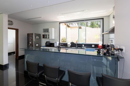 Cozinha de casa de condomínio à venda com 3 quartos, 348m² em Vila do Ouro, Nova Lima