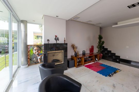Sala com Lareira  de casa de condomínio à venda com 3 quartos, 348m² em Vila do Ouro, Nova Lima