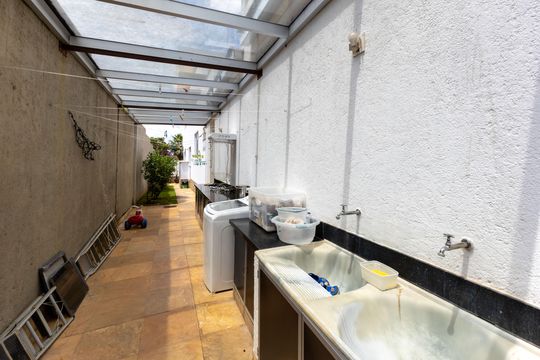 Área de Serviço  de casa de condomínio à venda com 3 quartos, 348m² em Vila do Ouro, Nova Lima