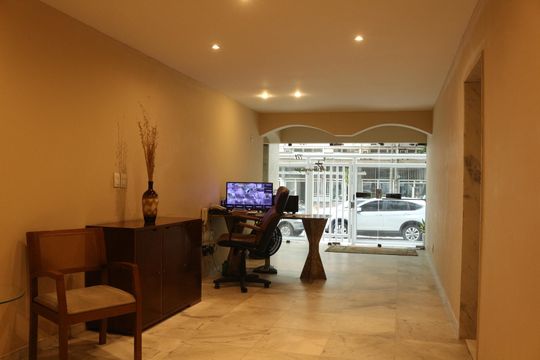 Fachada e portaria de apartamento à venda com 2 quartos, 120m² em Copacabana, Rio de Janeiro