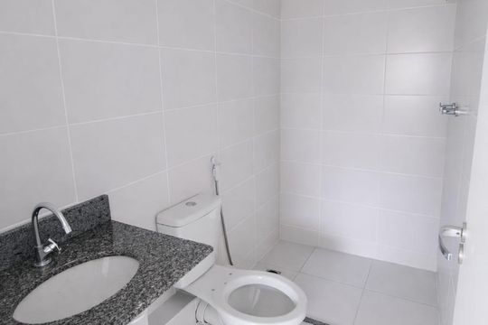 Banheiro  de apartamento à venda com 2 quartos, 65m² em Rochdale, Osasco