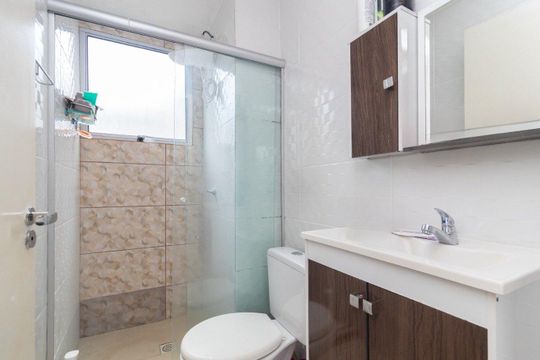 Banheiro  de apartamento à venda com 2 quartos, 40m² em Cavalhada, Porto Alegre