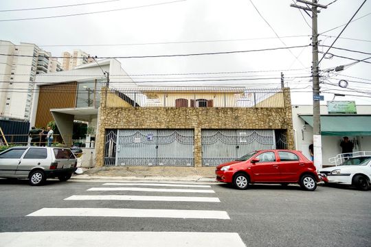Fachada de casa à venda com 8 quartos, 750m² em Vila Carrão, São Paulo