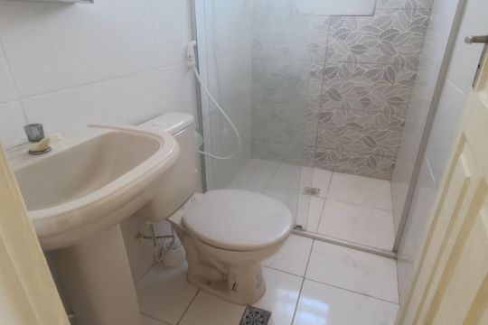 Banheiro de kitnet/studio para alugar com 1 quarto, 70m² em Parque Duque, Duque de Caxias