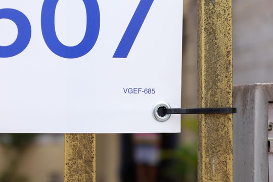 Placa instalada no portão do imóvel - Código da placa: VGEF-685 de casa à venda com 2 quartos, 72m² em Jardim Lageado, São Paulo