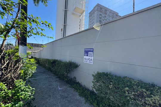 Fachada com placa grande de apartamento para alugar com 3 quartos, 62m² em Bussocaba, Osasco