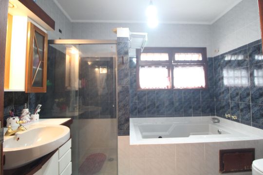 Banheiro da suíte de casa à venda com 3 quartos, 670m² em Socorro, São Paulo