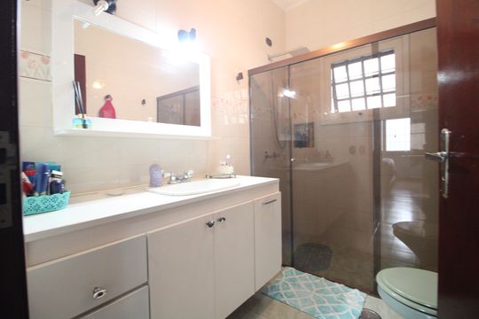 Banheiro comum de casa à venda com 3 quartos, 670m² em Socorro, São Paulo