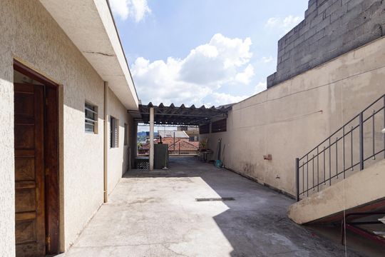 Quintal de casa para alugar com 3 quartos, 170m² em Jardim Sao Pedro, Carapicuíba