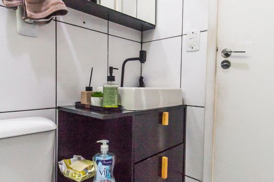 Banheiro de apartamento à venda com 2 quartos, 54m² em Jardim Tupanci, Barueri