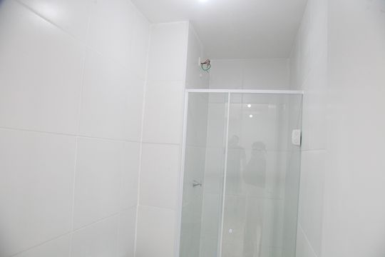 Banheiro social de apartamento à venda com 2 quartos, 32m² em Jardim Caravelas, São Paulo