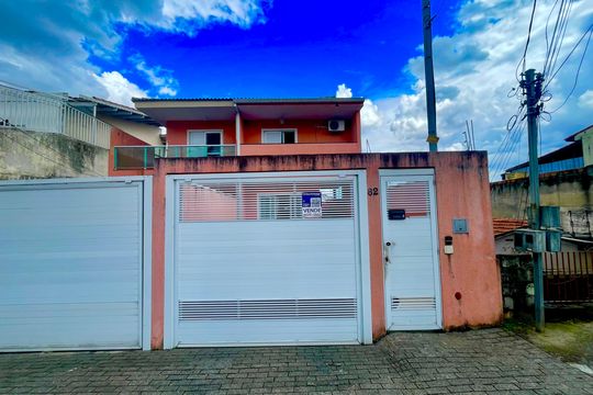 Placa instalada na fachada do imóvel de casa à venda com 3 quartos, 160m² em Jardim Rizzo, Guarulhos