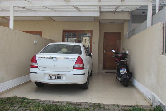 Garagem de casa à venda com 2 quartos, 122m² em Guarujá, Porto Alegre
