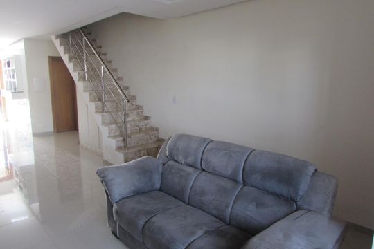 Sala de casa à venda com 2 quartos, 122m² em Guarujá, Porto Alegre