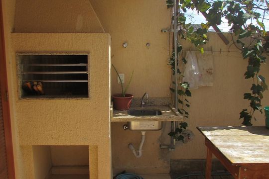 Área externa de casa à venda com 2 quartos, 122m² em Guarujá, Porto Alegre