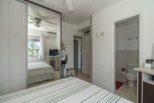 Quarto Suíte de apartamento à venda com 2 quartos, 67m² em Jardim do Salso, Porto Alegre