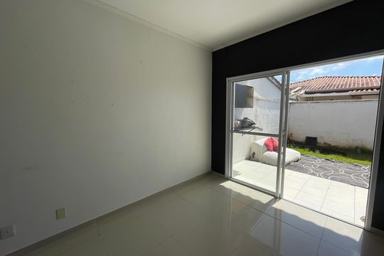 Sala de casa de condomínio para alugar com 2 quartos, 128m² em Jardim Santa Paula, Cotia