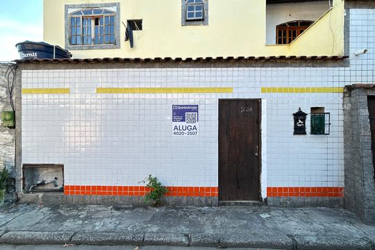 Fachada + plaquinha de casa para alugar com 3 quartos, 305m² em Bento Ribeiro, Rio de Janeiro