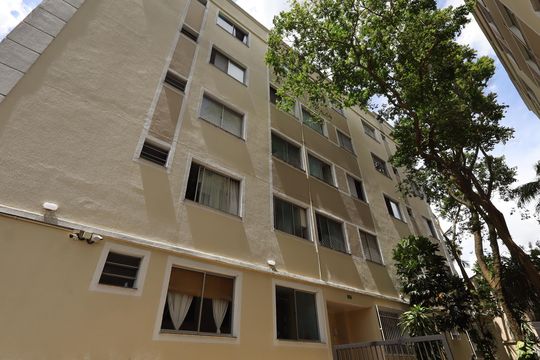 Fachada do bloco de apartamento para alugar com 2 quartos, 43m² em Jardim Leonor, São Paulo