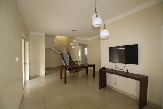 Sala de casa de condomínio para alugar com 6 quartos, 600m² em Jacarepaguá, Rio de Janeiro