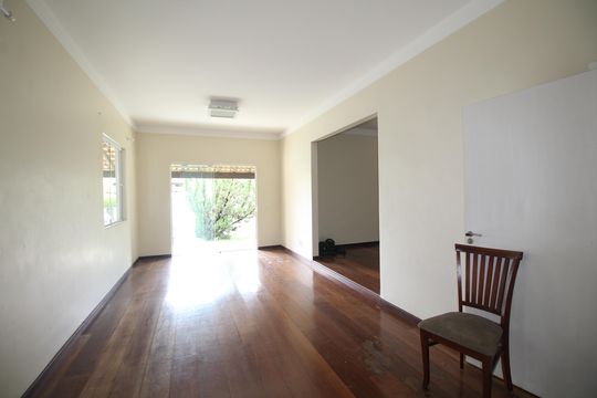 Sala de casa de condomínio para alugar com 6 quartos, 600m² em Jacarepaguá, Rio de Janeiro
