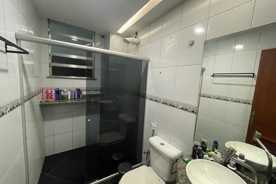 Banheiro de apartamento para alugar com 3 quartos, 100m² em Jardim Guanabara, Rio de Janeiro