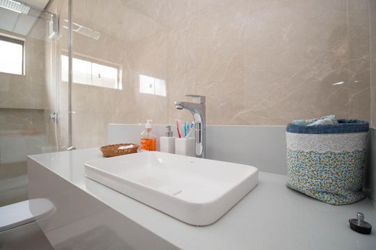 Banheiro da Suíte 1 de casa de condomínio para alugar com 4 quartos, 390m² em Smln, Brasília