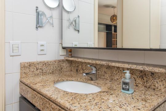Banheiro de apartamento para alugar com 1 quarto, 34m² em Praia de Belas, Porto Alegre