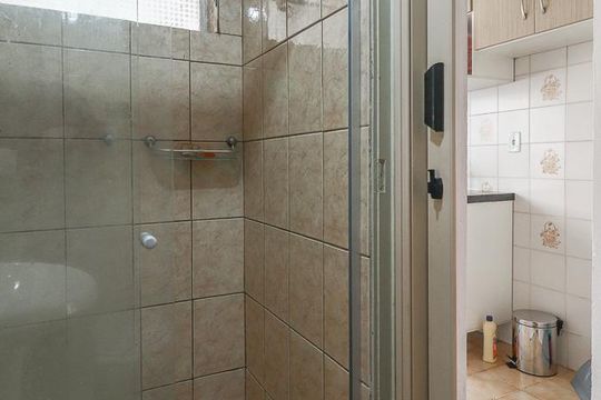 Banheiro de apartamento para alugar com 1 quarto, 50m² em Jardim Dona Leopoldina, Porto Alegre