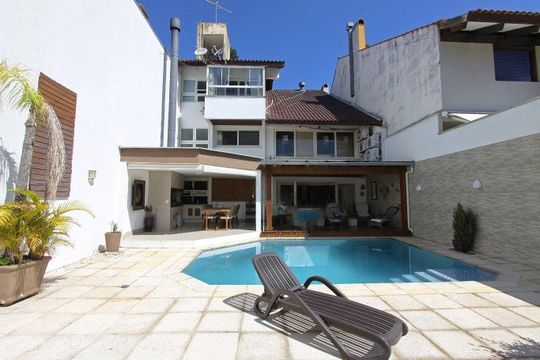 Área Externa de casa para alugar com 4 quartos, 510m² em Boa Vista, Porto Alegre