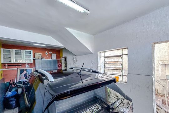 Garagem de casa à venda com 3 quartos, 240m² em Vila Bertioga, São Paulo