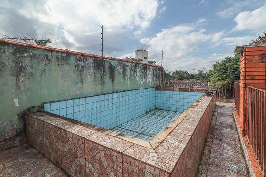 Piscina de casa à venda com 3 quartos, 178m² em Jardim Itu, Porto Alegre
