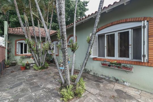 Quintal de casa à venda com 3 quartos, 178m² em Jardim Itu, Porto Alegre