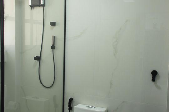 Banheiro Social de kitnet/studio para alugar com 1 quarto, 35m² em Gonzaga, Santos