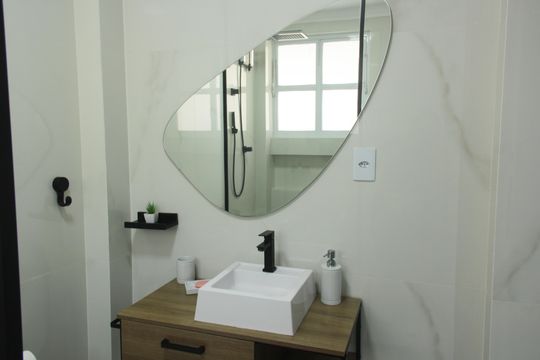 Banheiro Social de kitnet/studio para alugar com 1 quarto, 35m² em Gonzaga, Santos