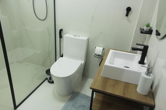 Banheiro Social de kitnet/studio para alugar com 1 quarto, 35m² em Gonzaga, Santos