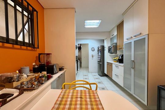 Cozinha de apartamento à venda com 3 quartos, 185m² em Cambuí, Campinas