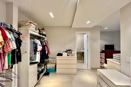 Suíte de apartamento à venda com 3 quartos, 185m² em Cambuí, Campinas